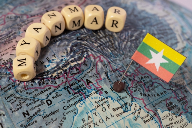 ミャンマーの地図と国旗