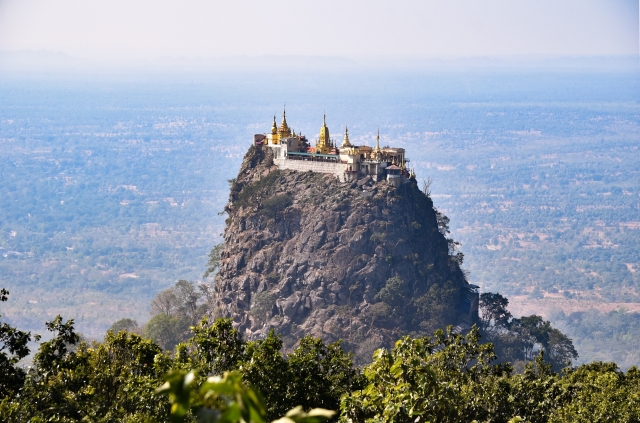 ポッパ山から見たタウンカラの寺院